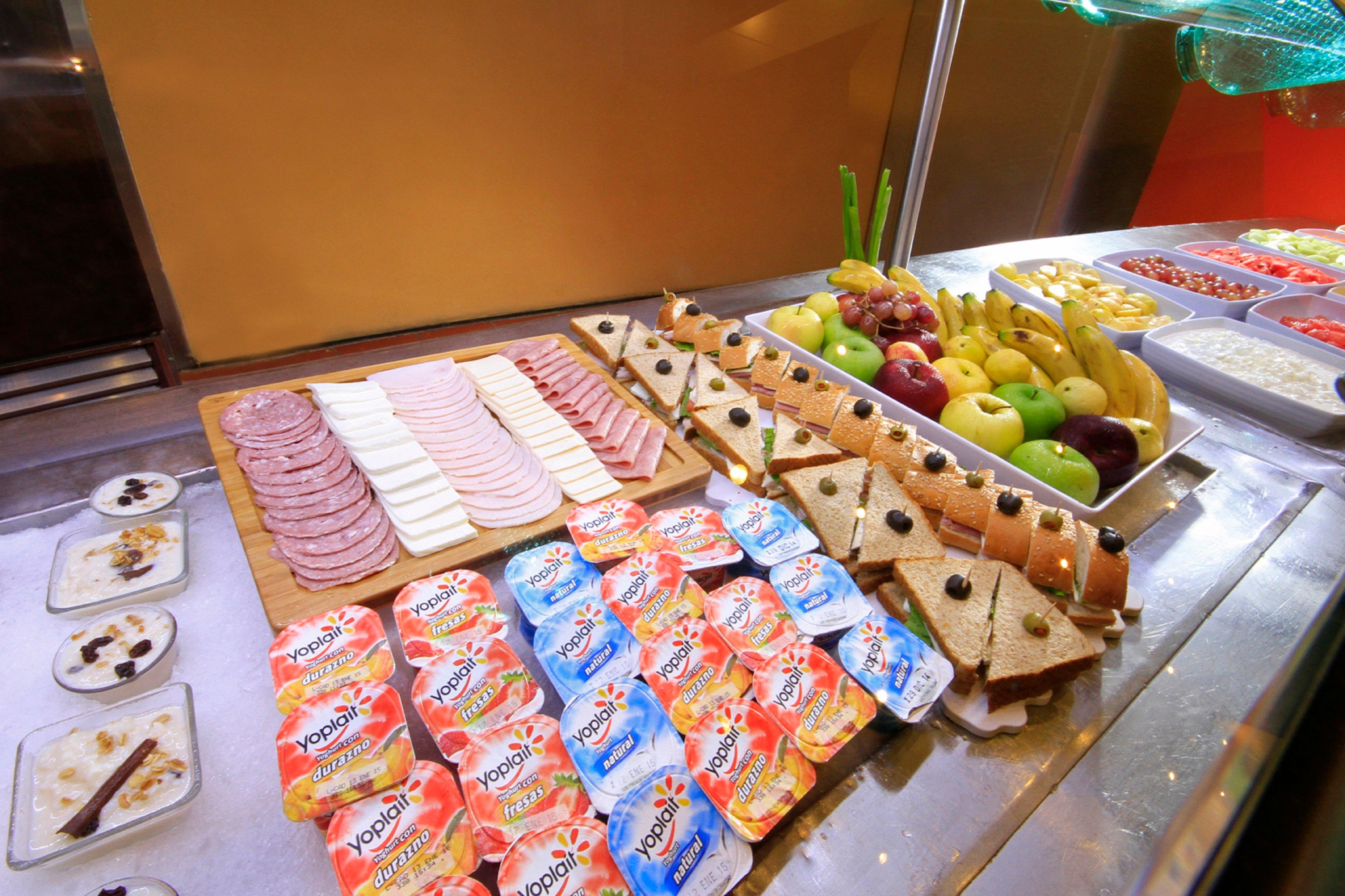 홀리데이 인 몬테레이-파르케 푼디도라 호텔 외부 사진 Fruit and cold cuts at a buffet