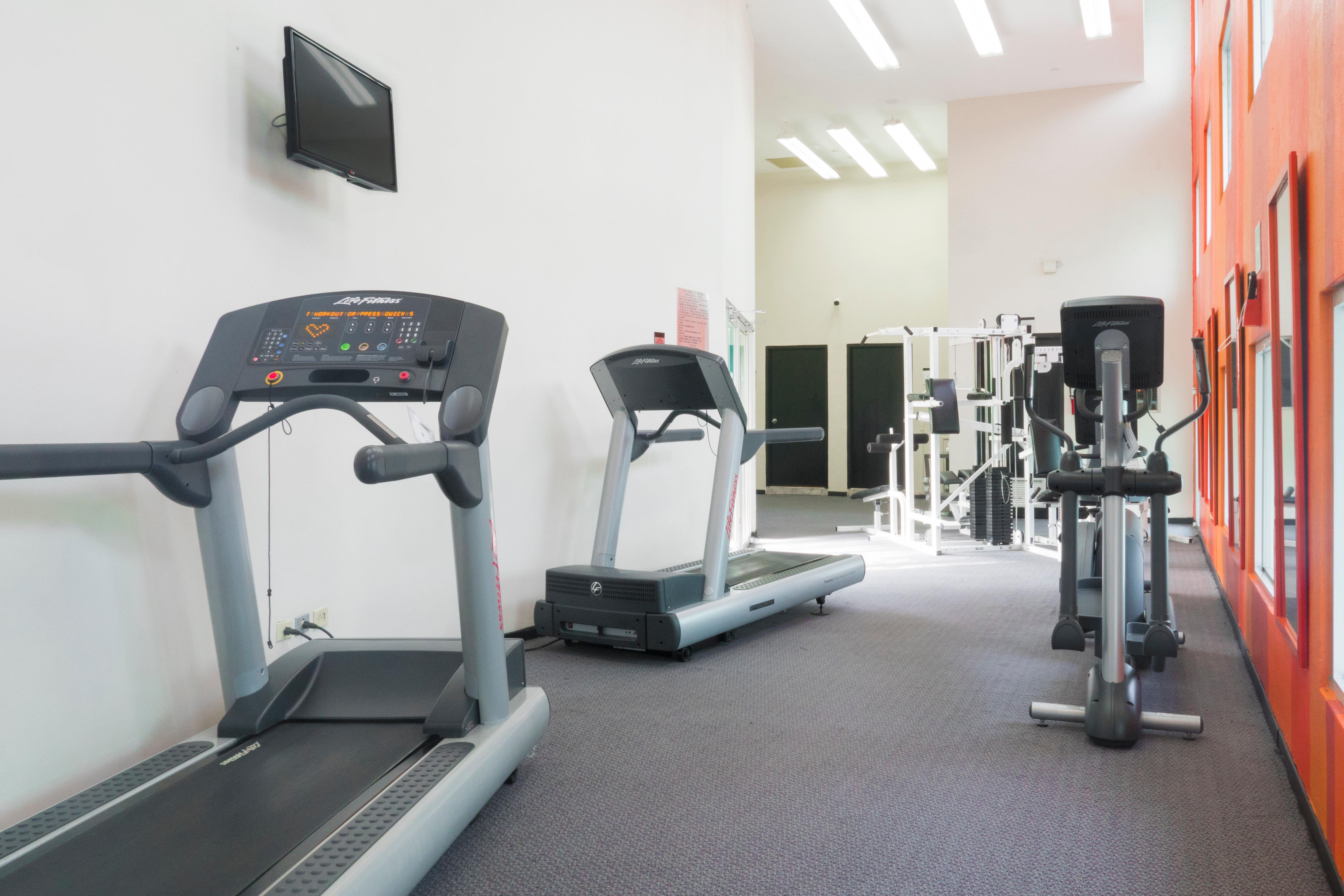 홀리데이 인 몬테레이-파르케 푼디도라 호텔 외부 사진 The gym at the University of Brighton