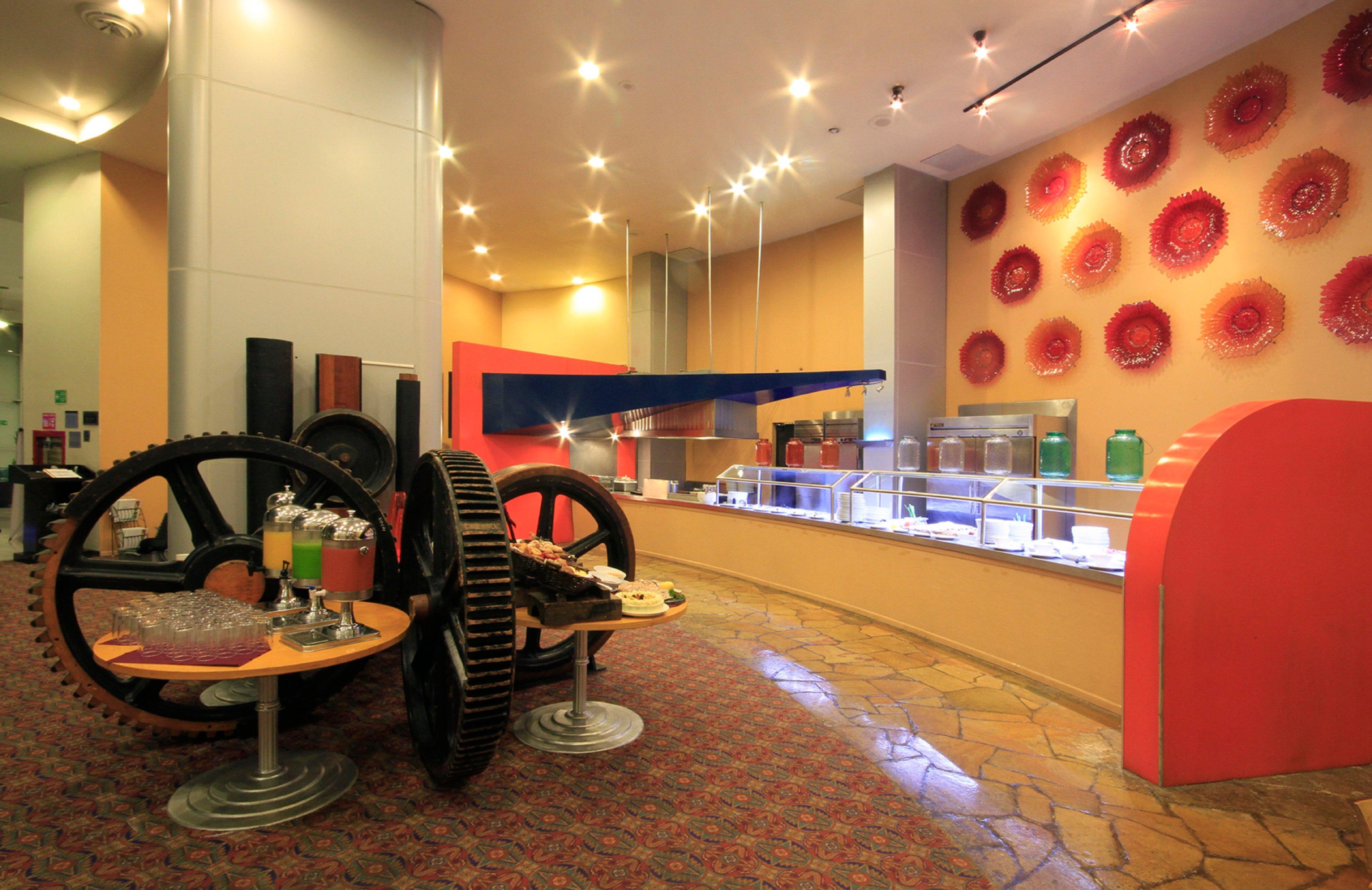 홀리데이 인 몬테레이-파르케 푼디도라 호텔 외부 사진 The interior of the restaurant