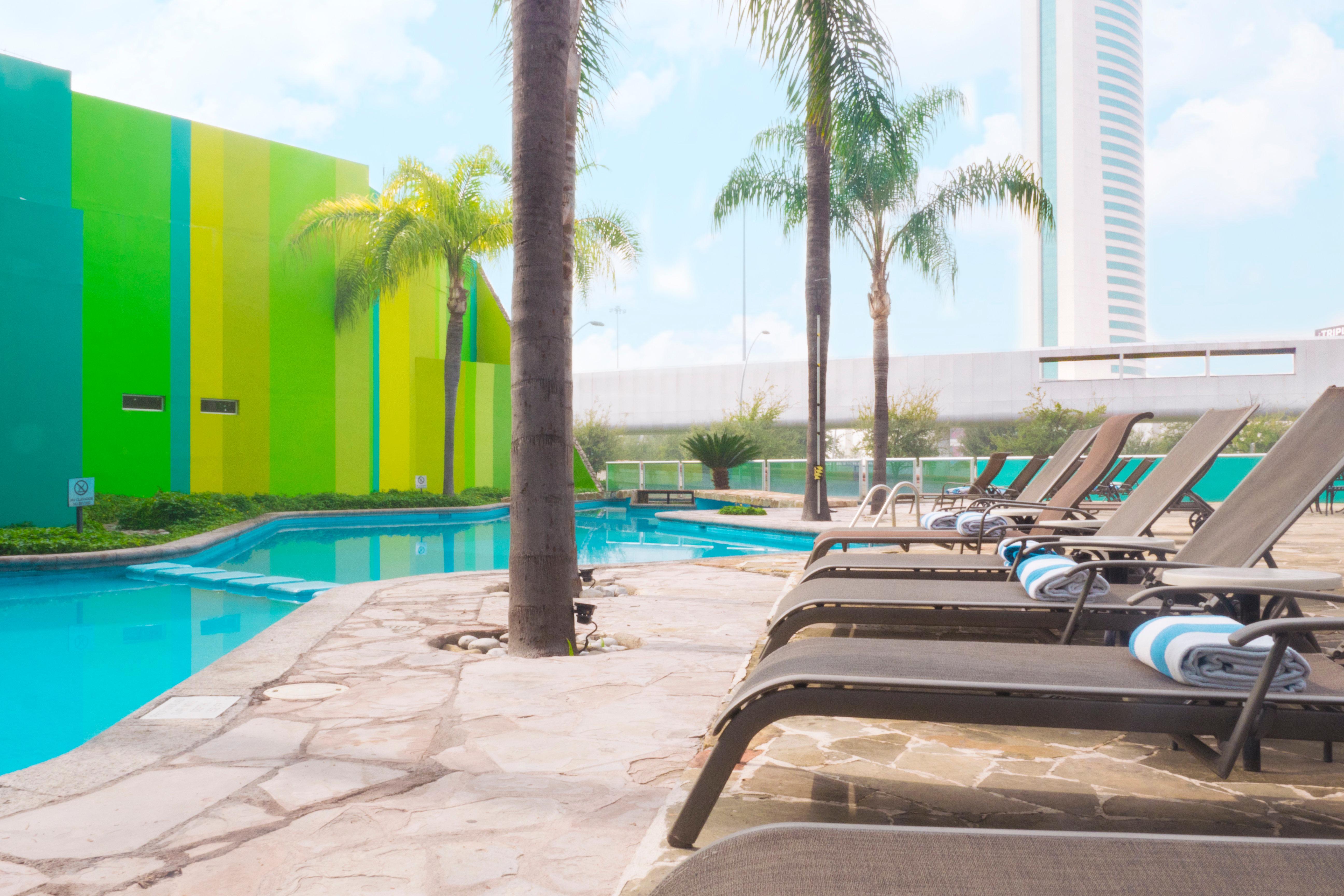 홀리데이 인 몬테레이-파르케 푼디도라 호텔 외부 사진 The pool at the hotel