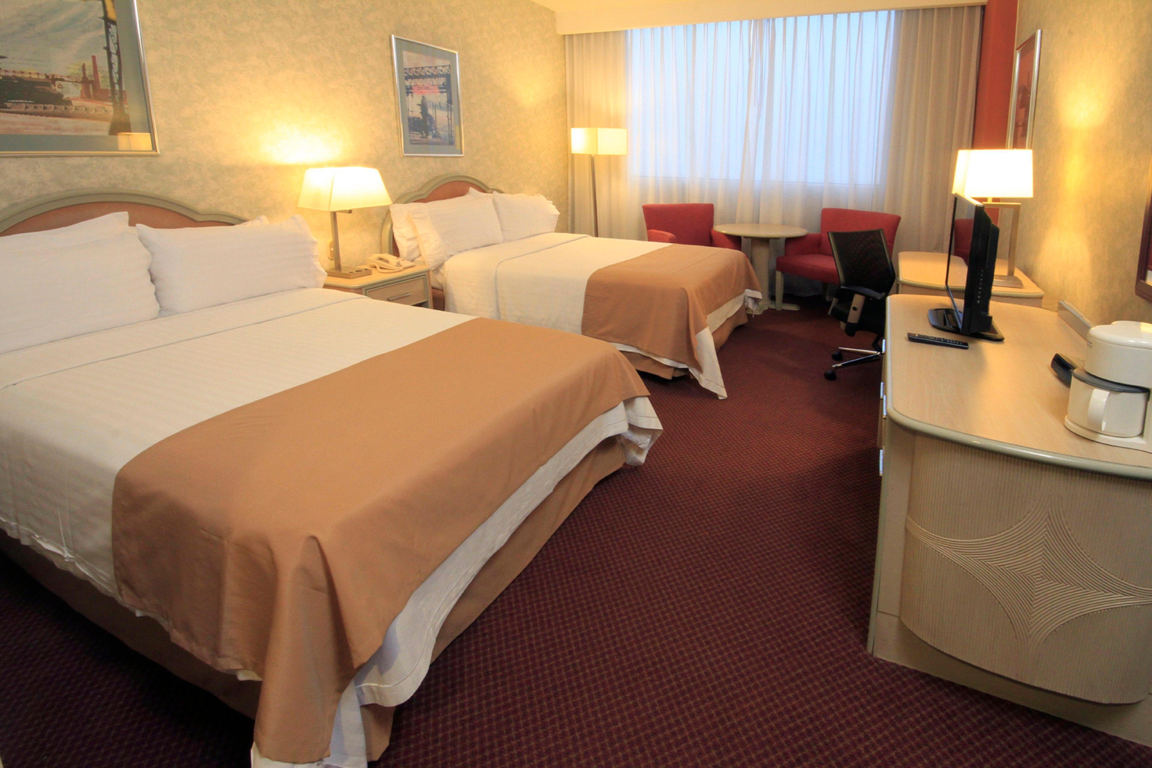 홀리데이 인 몬테레이-파르케 푼디도라 호텔 외부 사진 A typical guest room at the Holiday Inn