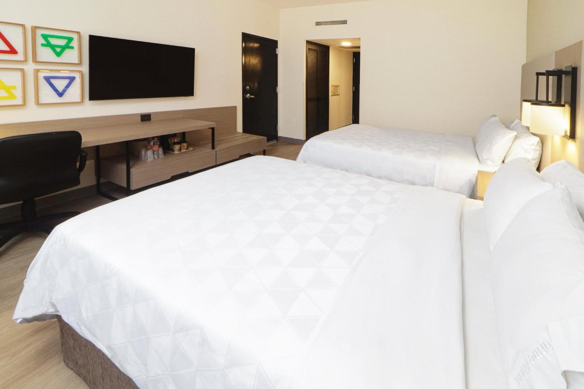 홀리데이 인 몬테레이-파르케 푼디도라 호텔 외부 사진 A typical room at the Holiday Inn Express